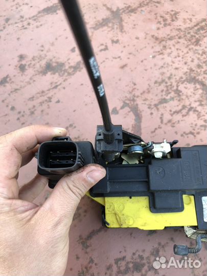 Замок двери левая задняя Вольво XC70 2001 год