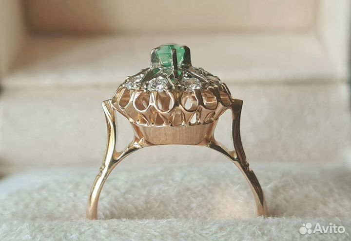 Золотое кольцо СССР с бриллиантами и изумрудом