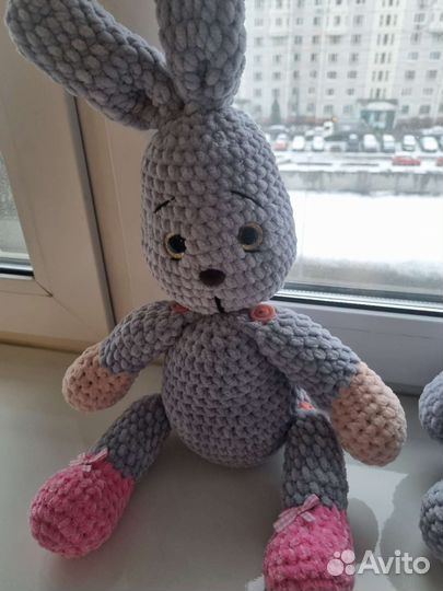 Плюшевый заяц вязаный