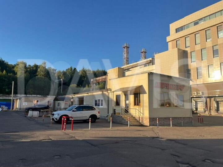 Здание. Парковка. Своя территория