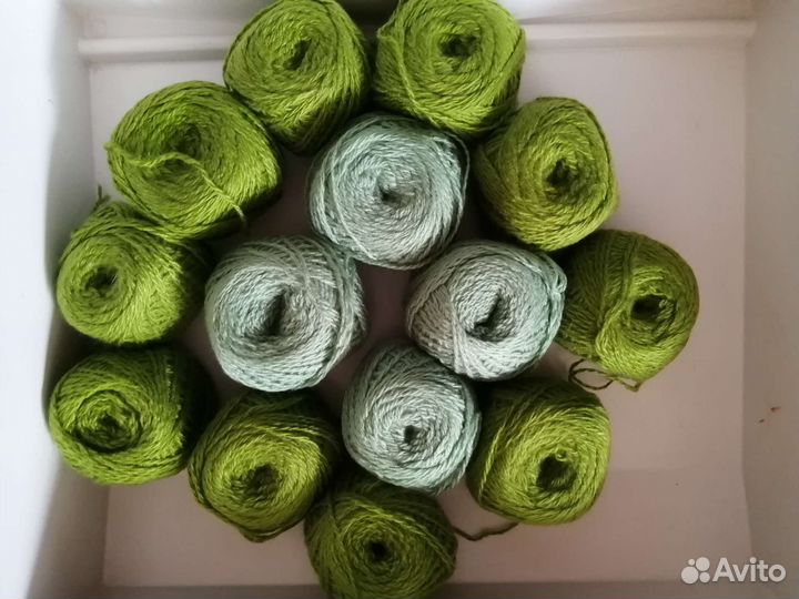 Продам нитки зеленого цвета