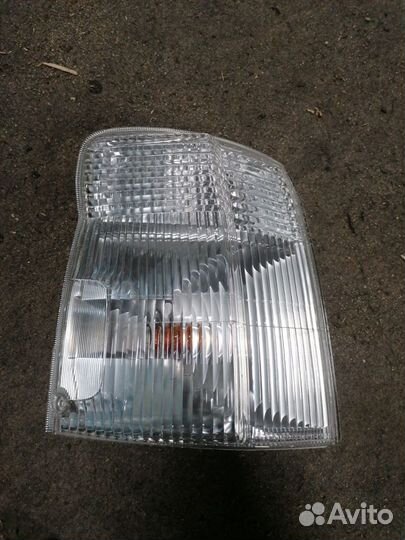 Поворотник к фаре правый Nissan Caravan E25