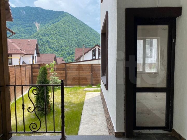 Коттедж 215 м² на участке 4 сот.