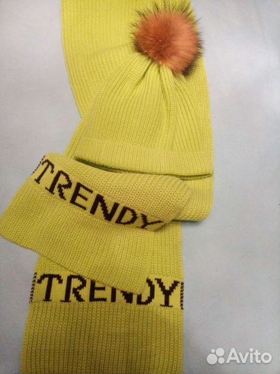 Шапка с натуральным помпоном женская