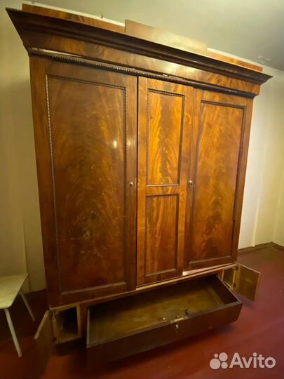 Шкаф плательный антикварный