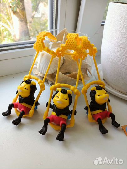 Фигурка Пчела и Косатка из Киндер Макси