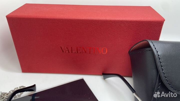 Очки Valentino с цепочкой