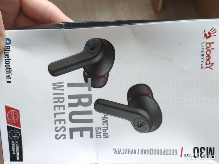 Кейс и один наушник