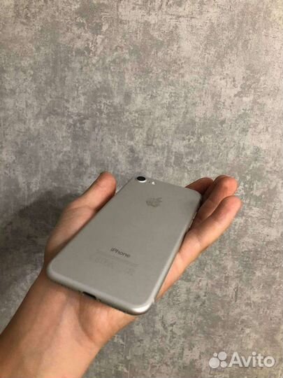 Телефон iPhone 7 32гб