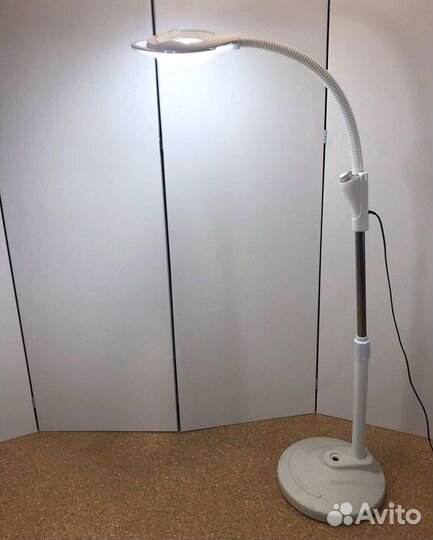 Лампа-лупа на гибкой гофре