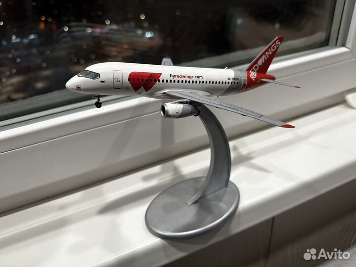 Модель самолета Сухой Суперджет 100 (SSJ-100)