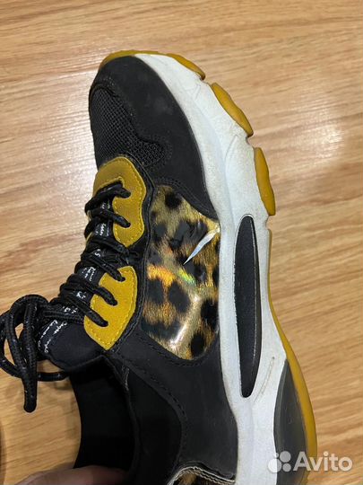 Кроссовки женские