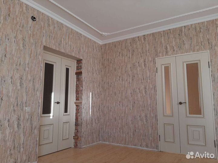 Укладка ламината, установка плинтуса, клейка обоев