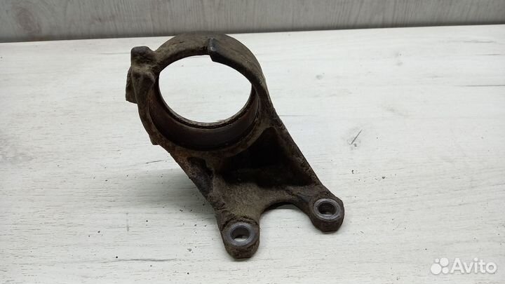 Кронштейн привода правого Toyota Camry С40