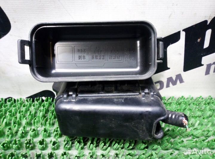 Блок предохранителей под капот Toyota Camry ACV40