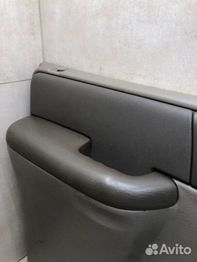 Обшивка двери передняя левая Dodge Caravan 4 EDZ