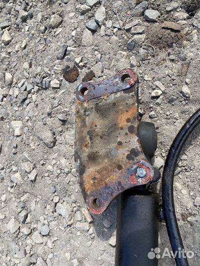 Кронштейн гидроцилиндра подруливающего моста Iveco