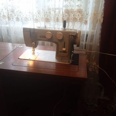 Швейная машина %22 Чайка%22 с электроприводом в тумбе