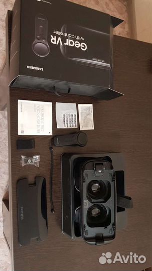Samsung Gear VR с джойстиком