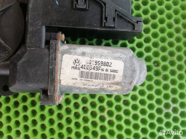 Моторчик стеклоподъемника правый Шкода Фабия 1