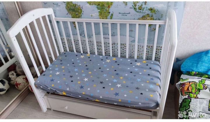 Детская кроватка с маятником и ящиком