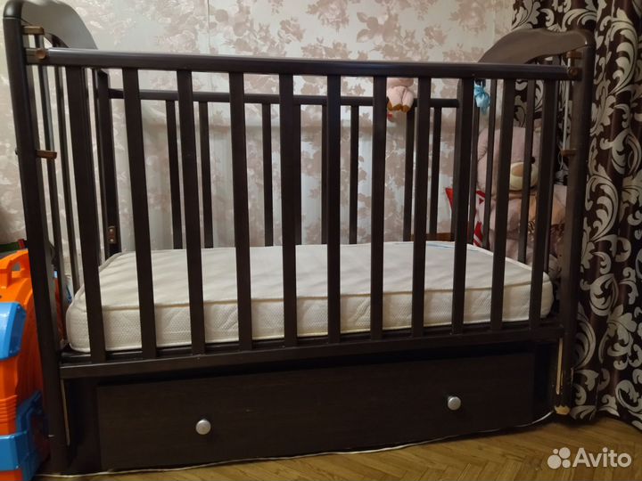 Детская кроватка с маятником