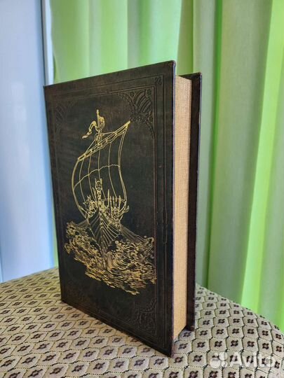 Шкатулка в виде книги под ключ