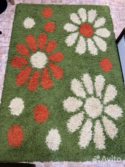 Ковёр зелёный с цветами высоким ворсом