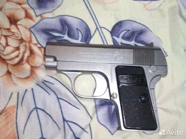 Металлический пистолет