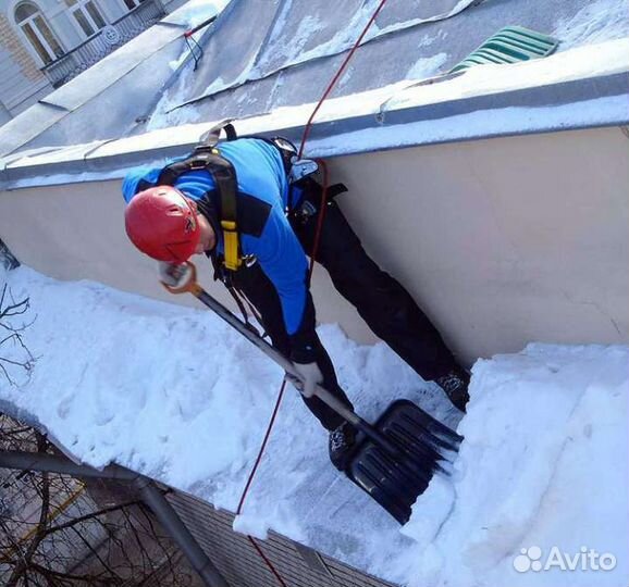 Чистка крыш от снега и наледи