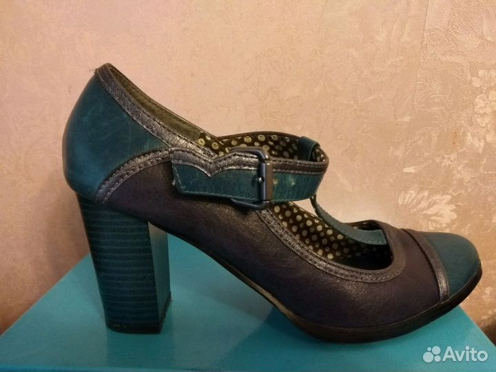 Тфли темно зеленого цвета с пряжкой 37 размер