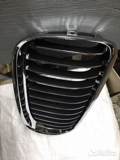 Решетка ноздря капота BMW E90