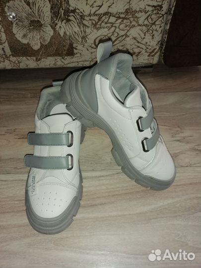 Кроссовки женские