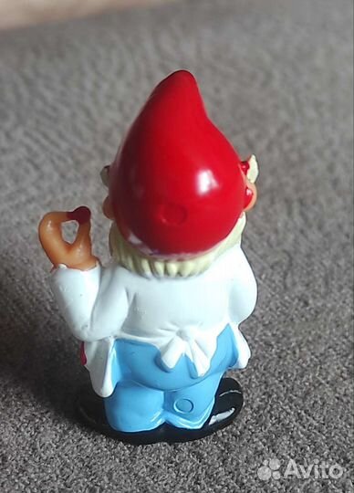 Фигурка киндер гном кондитер