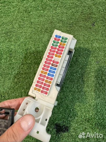 Блок предохранителей Toyota Crown Hybrid azsh20