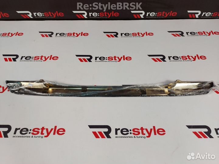 Накладка на 5-ю дверь Lexus LX570