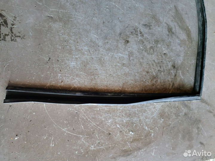 Уплотнитель стекла двери задний Nissan Fuga