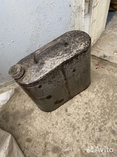Продам две канистры 20л