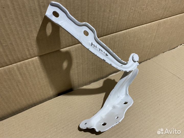 Петля капота правая Skoda Octavia A7 5E0823302