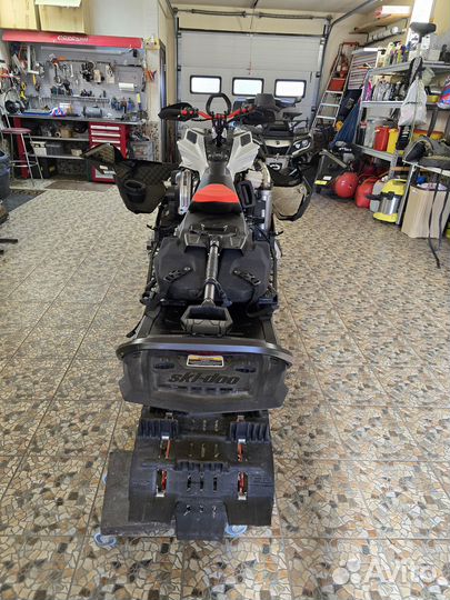 Ski-doo. summit x expert 165 850 E-tek turbo