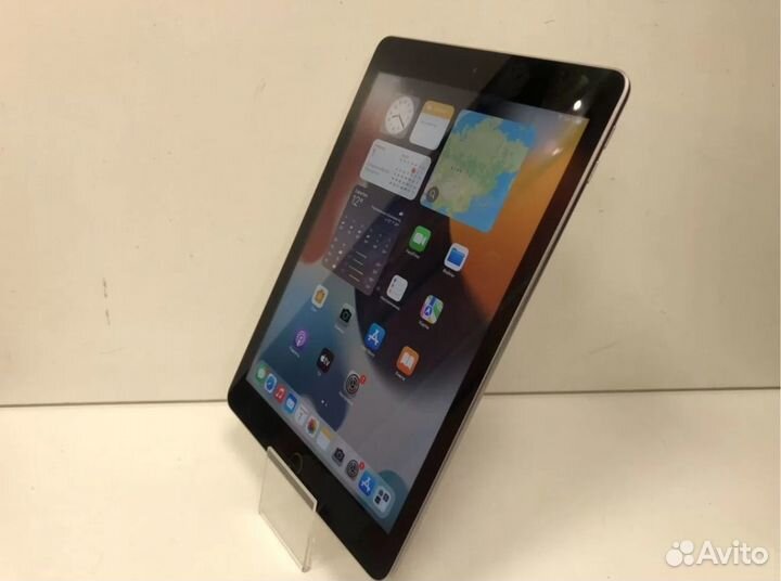 Apple iPad 5 32GB Wi-Fi + зарядка