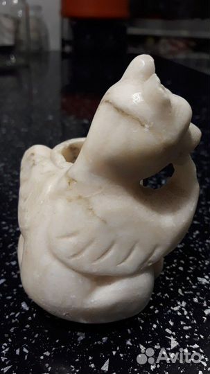 Медведь с бочонком из мрамора