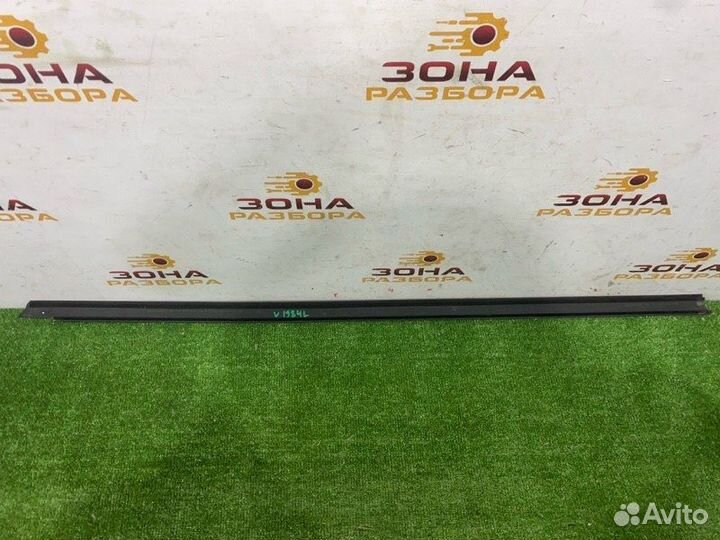 Уплотнитель стекла двери левый Volkswagen Scirocco