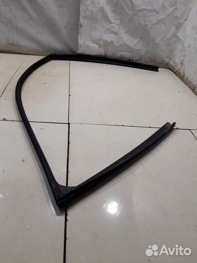 Уплотнитель стекла (передний, правый)