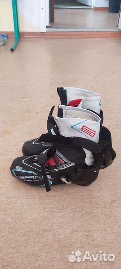 Лыжные ботинки коньковые spine