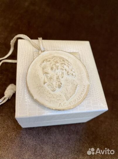 Медаль настольная.Барельеф Пушкина.Бисквит