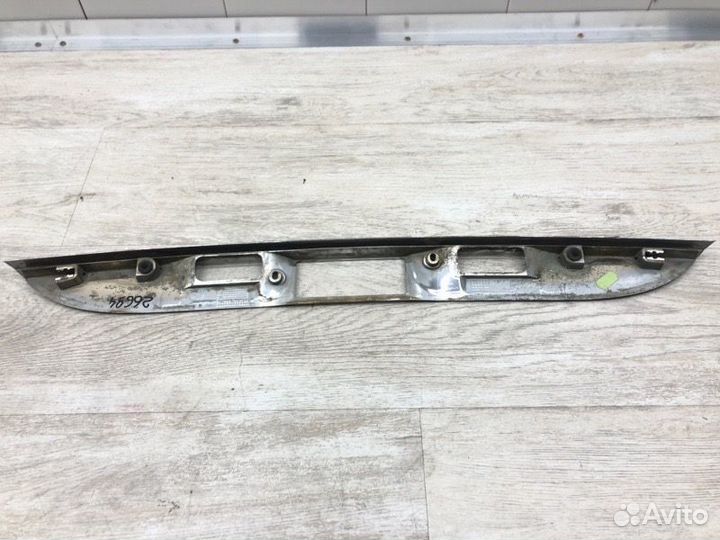 Накладка двери багажника Mercedes-Benz E-Class