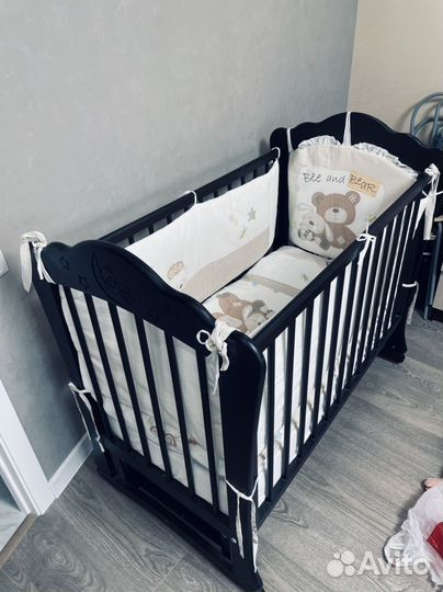 Детская кроватка с универсальным маятником