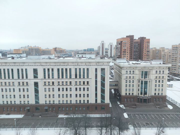 Офис с видом на город