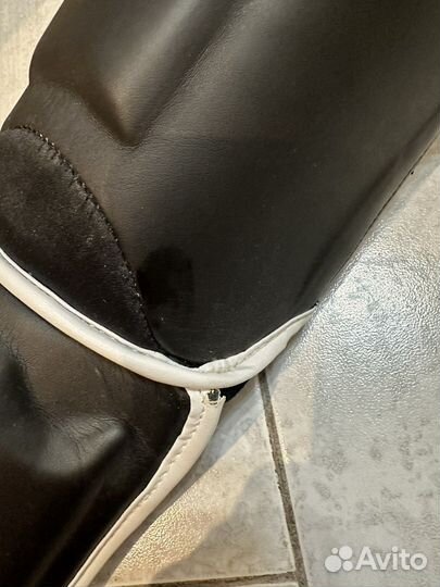 Боксерские перчатки и защита на ноги